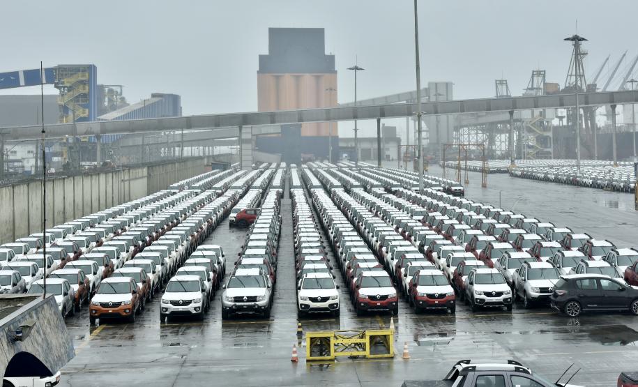 Depois de 45 dias sem movimentação de veículos, por conta da pandemia da Covid-19, os embarques de veículos para a América Latina começam a voltar ao ritmo normal. O porto paranaense receberá, nas próximas semanas, seis navios para exportar automóveis produzidos no Estado.