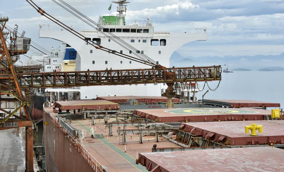 Maior navio graneleiro já recebido no Corredor de Exportação faz carregamento recorde e testa eficiência e estruturas marítima e terrestre.