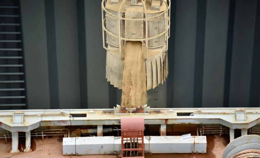 Maior navio graneleiro já recebido no Corredor de Exportação faz carregamento recorde e testa eficiência e estruturas marítima e terrestre.