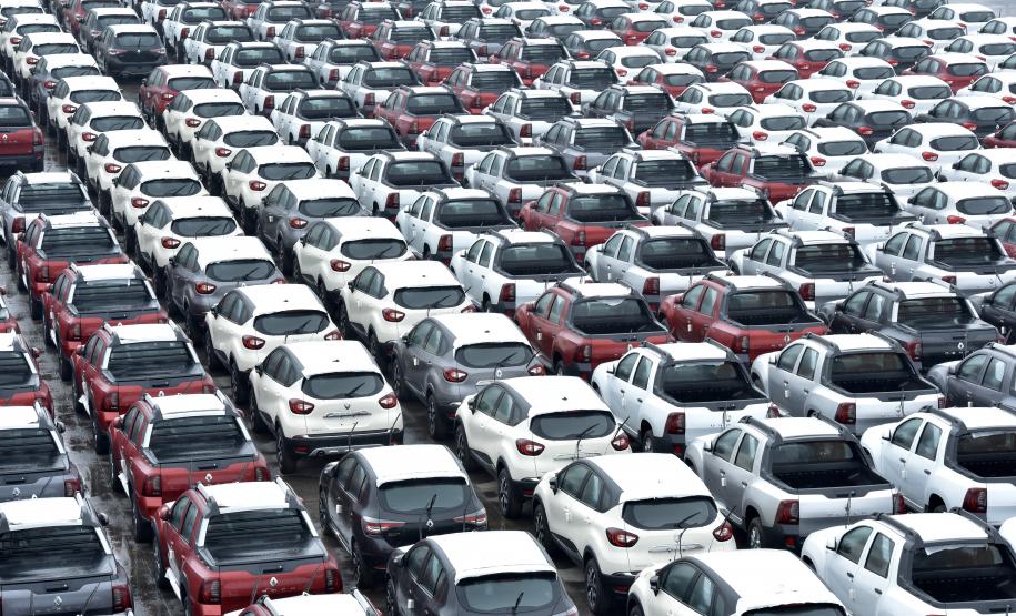 Depois de 45 dias sem movimentação de veículos, por conta da pandemia da Covid-19, os embarques de veículos para a América Latina começam a voltar ao ritmo normal. O porto paranaense receberá, nas próximas semanas, seis navios para exportar automóveis produzidos no Estado.