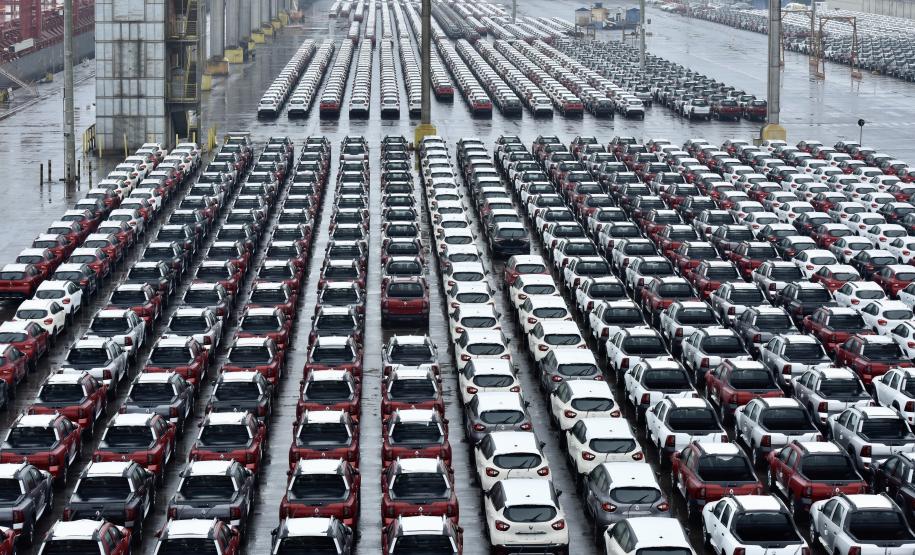 Depois de 45 dias sem movimentação de veículos, por conta da pandemia da Covid-19, os embarques de veículos para a América Latina começam a voltar ao ritmo normal. O porto paranaense receberá, nas próximas semanas, seis navios para exportar automóveis produzidos no Estado.