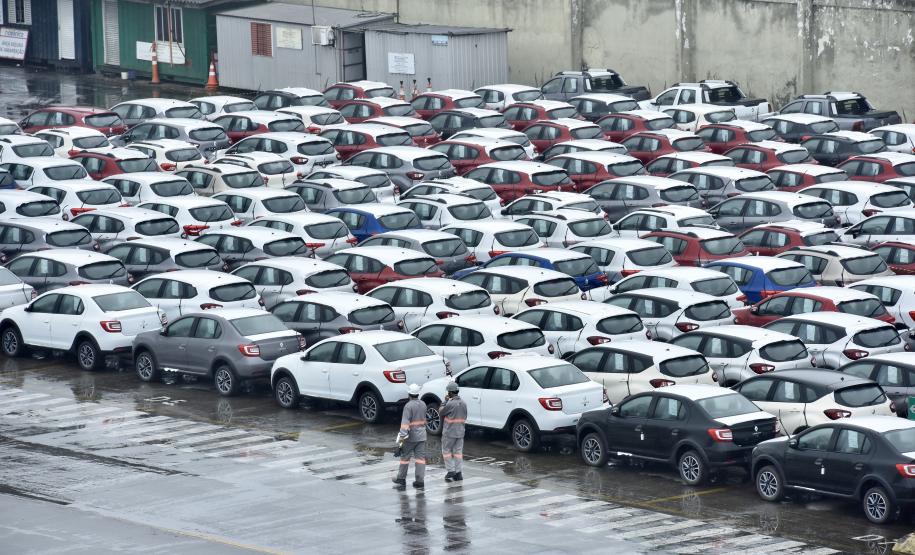 Depois de 45 dias sem movimentação de veículos, por conta da pandemia da Covid-19, os embarques de veículos para a América Latina começam a voltar ao ritmo normal. O porto paranaense receberá, nas próximas semanas, seis navios para exportar automóveis produzidos no Estado.