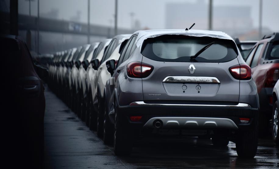 Depois de 45 dias sem movimentação de veículos, por conta da pandemia da Covid-19, os embarques de veículos para a América Latina começam a voltar ao ritmo normal. O porto paranaense receberá, nas próximas semanas, seis navios para exportar automóveis produzidos no Estado.