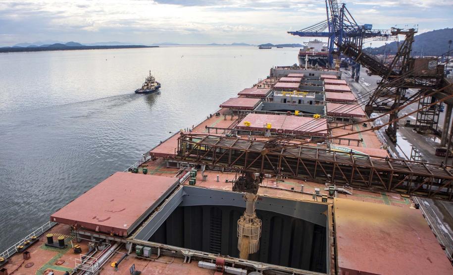 Em maio foram movimentadas 5,7 milhões de toneladas de carga, 44% a mais do que o registrado no mesmo mês de 2019. Porto paranaense já contabiliza três meses seguidos de desempenho superior às marcas históricas anteriores.