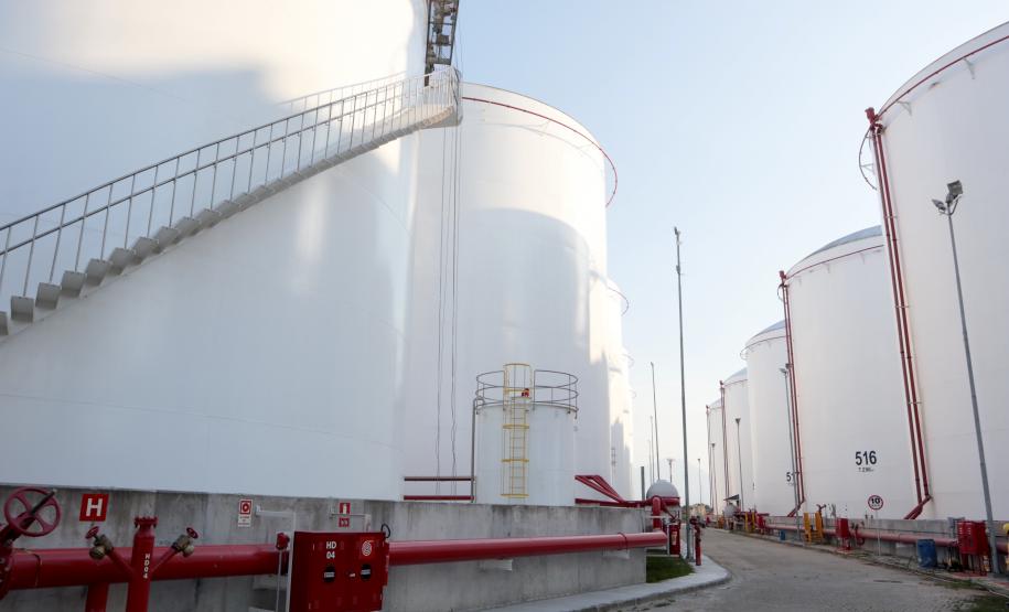 ARMAZENAGEM - Na retroárea, um grande investimento em expansão foi realizado, este ano, pela empresa Cattalini, uma das principais operadoras dos graneis líquidos no Porto de Paranaguá. Desde abril está em operação o novo centro de tancagem, o CT4.