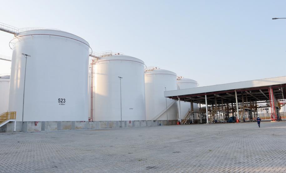 ARMAZENAGEM - Na retroárea, um grande investimento em expansão foi realizado, este ano, pela empresa Cattalini, uma das principais operadoras dos graneis líquidos no Porto de Paranaguá. Desde abril está em operação o novo centro de tancagem, o CT4.