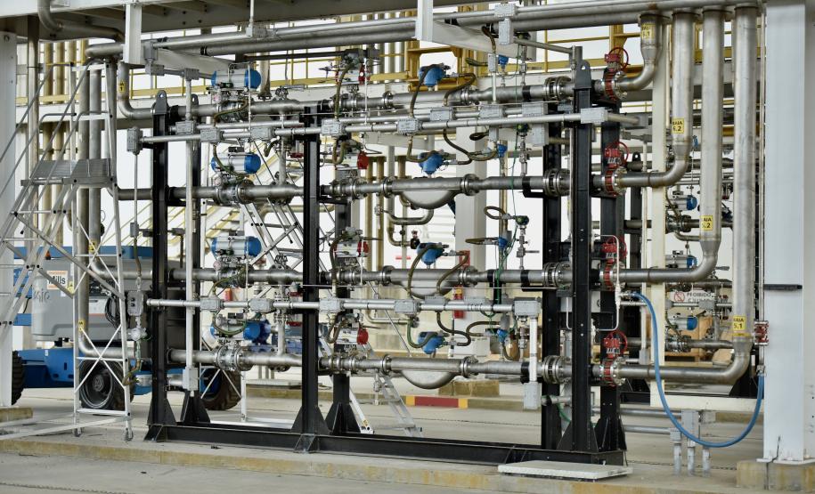 ARMAZENAGEM - Na retroárea, um grande investimento em expansão foi realizado, este ano, pela empresa Cattalini, uma das principais operadoras dos graneis líquidos no Porto de Paranaguá. Desde abril está em operação o novo centro de tancagem, o CT4.