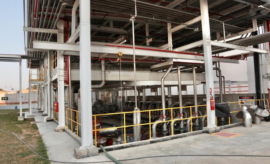 ARMAZENAGEM - Na retroárea, um grande investimento em expansão foi realizado, este ano, pela empresa Cattalini, uma das principais operadoras dos graneis líquidos no Porto de Paranaguá. Desde abril está em operação o novo centro de tancagem, o CT4.