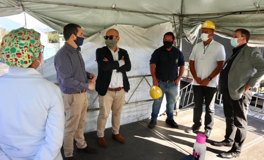 Protocolos aplicados e estrutura montada servirão de referência em divisas, fronteiras e aeroportos do Estado. Representantes da Secretaria Estadual de Saúde visitaram as instalações portuárias nessa sexta-feira (19).