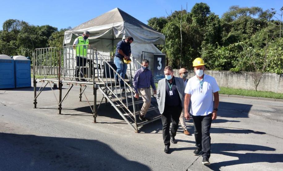 Protocolos aplicados e estrutura montada servirão de referência em divisas, fronteiras e aeroportos do Estado. Representantes da Secretaria Estadual de Saúde visitaram as instalações portuárias nessa sexta-feira (19).