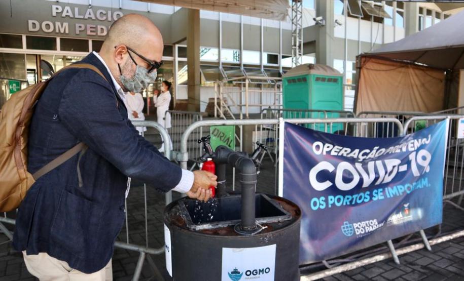 Protocolos aplicados e estrutura montada servirão de referência em divisas, fronteiras e aeroportos do Estado. Representantes da Secretaria Estadual de Saúde visitaram as instalações portuárias nessa sexta-feira (19).