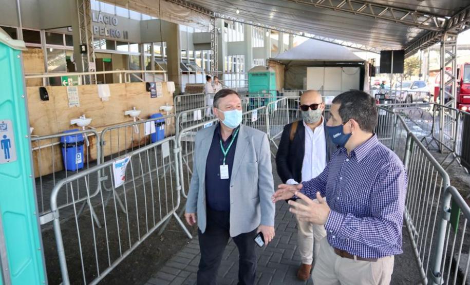 Protocolos aplicados e estrutura montada servirão de referência em divisas, fronteiras e aeroportos do Estado. Representantes da Secretaria Estadual de Saúde visitaram as instalações portuárias nessa sexta-feira (19).