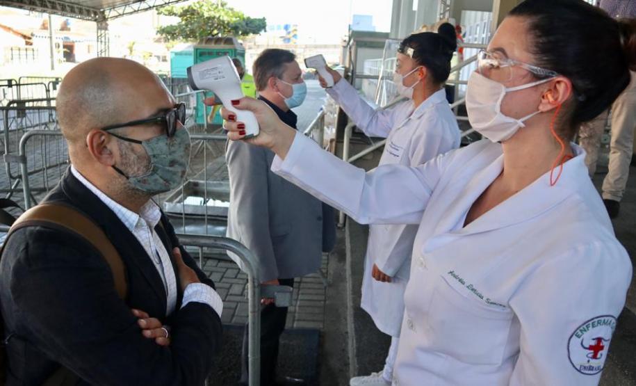 Protocolos aplicados e estrutura montada servirão de referência em divisas, fronteiras e aeroportos do Estado. Representantes da Secretaria Estadual de Saúde visitaram as instalações portuárias nessa sexta-feira (19).