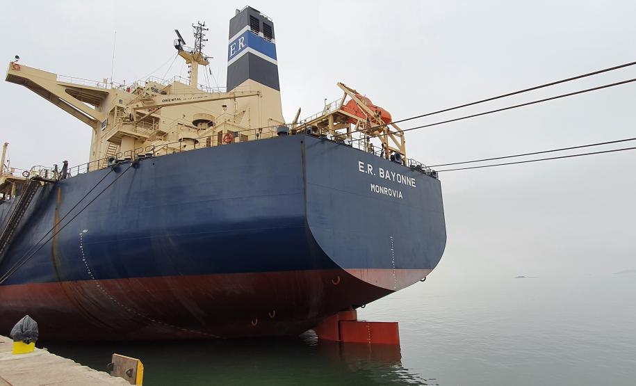 O E.R Bayonne carrega 104,2 mil toneladas de farelo de soja, um novo marco de carregamento em uma embarcação. Eficiência e agilidade do porto permitem embarques cada vez mais volumosos.