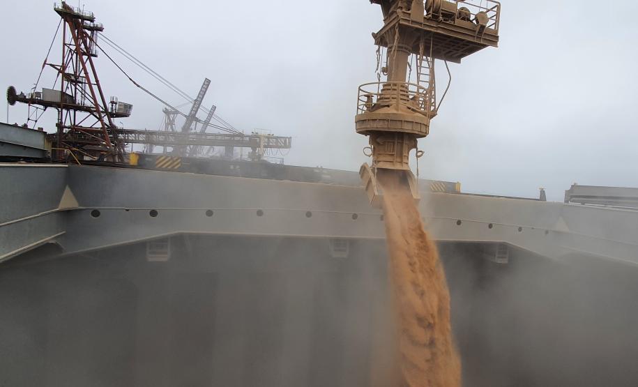 O E.R Bayonne carrega 104,2 mil toneladas de farelo de soja, um novo marco de carregamento em uma embarcação. Eficiência e agilidade do porto permitem embarques cada vez mais volumosos.