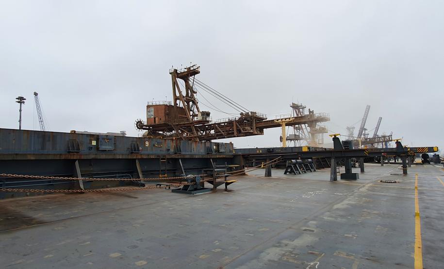 O E.R Bayonne carrega 104,2 mil toneladas de farelo de soja, um novo marco de carregamento em uma embarcação. Eficiência e agilidade do porto permitem embarques cada vez mais volumosos.