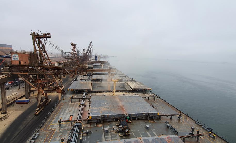 O E.R Bayonne carrega 104,2 mil toneladas de farelo de soja, um novo marco de carregamento em uma embarcação. Eficiência e agilidade do porto permitem embarques cada vez mais volumosos.