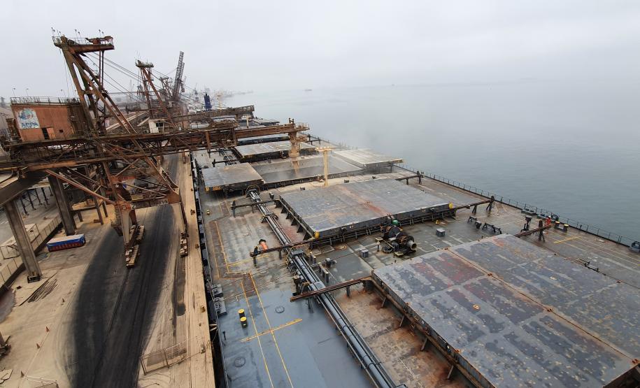 O E.R Bayonne carrega 104,2 mil toneladas de farelo de soja, um novo marco de carregamento em uma embarcação. Eficiência e agilidade do porto permitem embarques cada vez mais volumosos.