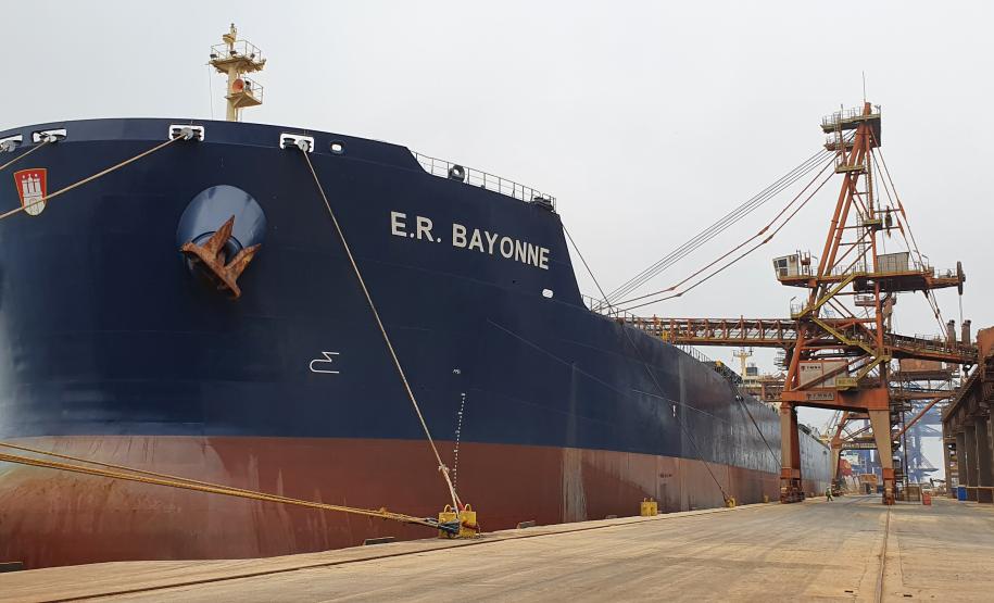 O E.R Bayonne carrega 104,2 mil toneladas de farelo de soja, um novo marco de carregamento em uma embarcação. Eficiência e agilidade do porto permitem embarques cada vez mais volumosos.