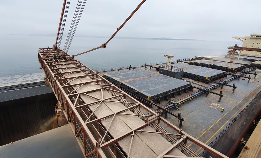 O E.R Bayonne carrega 104,2 mil toneladas de farelo de soja, um novo marco de carregamento em uma embarcação. Eficiência e agilidade do porto permitem embarques cada vez mais volumosos.