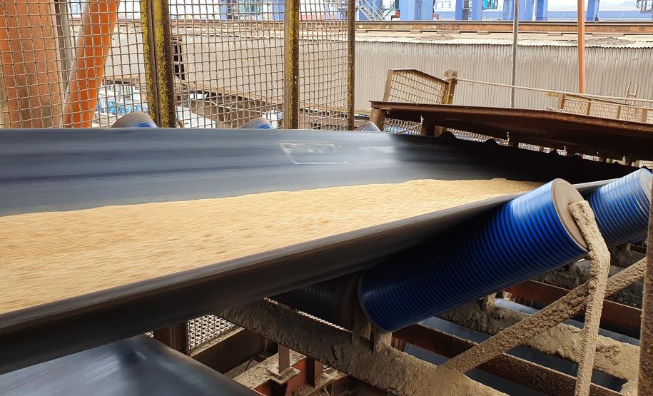 O E.R Bayonne carrega 104,2 mil toneladas de farelo de soja, um novo marco de carregamento em uma embarcação. Eficiência e agilidade do porto permitem embarques cada vez mais volumosos.