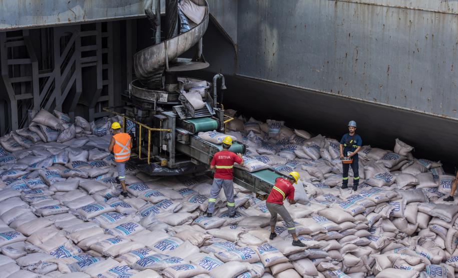 Portos de Paranaguá e Antonina movimentaram 28,1 milhões de toneladas de cargas entre janeiro e junho de 2020. Exportações tiveram o maior crescimento: 18%, no período. Cerca de 18,5 milhões de toneladas de cargas saíram do Brasil pelos portos paranaenses.