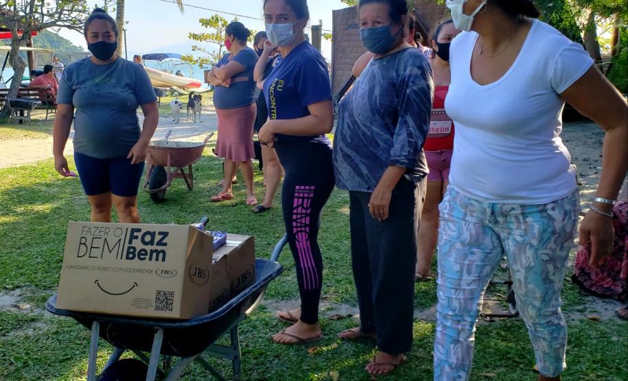 A ação envolveu oito barcos, distribuiu 1.043 cestas básicas e foi coordenada pela Diretoria Empresarial da Portos do Paraná. Foram beneficiados moradores da Ilha do Mel - Brasília, Encantadas e Ponta Oeste, Superagüi, São Miguel, Piaçaguera, Maciel, Eufrasina, Ponta do Ubá, Amparo, Europinha, Teixeira e Ilha das Peças.