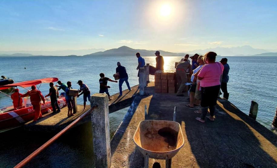 A ação envolveu oito barcos, distribuiu 1.043 cestas básicas e foi coordenada pela Diretoria Empresarial da Portos do Paraná. Foram beneficiados moradores da Ilha do Mel - Brasília, Encantadas e Ponta Oeste, Superagüi, São Miguel, Piaçaguera, Maciel, Eufrasina, Ponta do Ubá, Amparo, Europinha, Teixeira e Ilha das Peças.