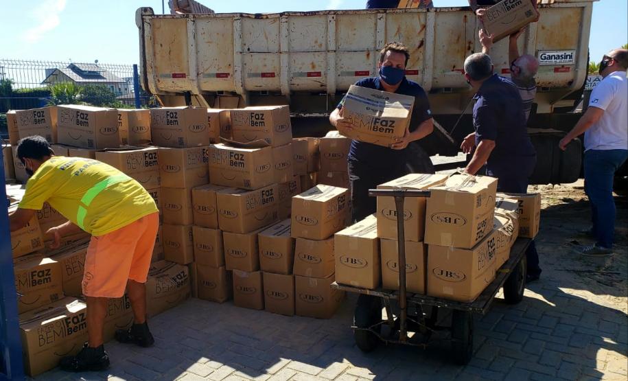 A ação envolveu oito barcos, distribuiu 1.043 cestas básicas e foi coordenada pela Diretoria Empresarial da Portos do Paraná. Foram beneficiados moradores da Ilha do Mel - Brasília, Encantadas e Ponta Oeste, Superagüi, São Miguel, Piaçaguera, Maciel, Eufrasina, Ponta do Ubá, Amparo, Europinha, Teixeira e Ilha das Peças.