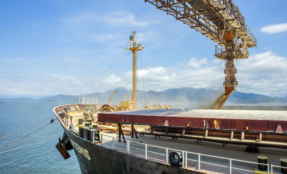 Portos de Paranaguá e Antonina movimentaram 28,1 milhões de toneladas de cargas entre janeiro e junho de 2020. Exportações tiveram o maior crescimento: 18%, no período. Cerca de 18,5 milhões de toneladas de cargas saíram do Brasil pelos portos paranaenses.