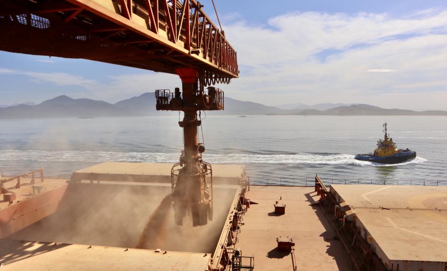 Portos de Paranaguá e Antonina movimentaram 28,1 milhões de toneladas de cargas entre janeiro e junho de 2020. Exportações tiveram o maior crescimento: 18%, no período. Cerca de 18,5 milhões de toneladas de cargas saíram do Brasil pelos portos paranaenses.