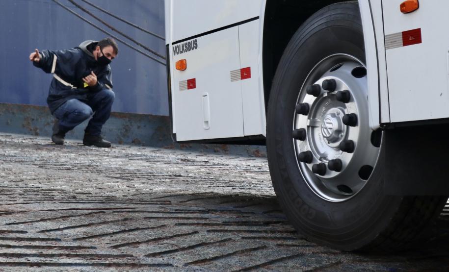 Pela primeira vez, um navio tipo RO-RO (Roll-on/roll-off) foi afretado exclusivamente para carregar um lote completo de ônibus no Porto de Paranaguá. Esta semana, o Ulusoy 5 levou 130 veículos de transporte de passageiros para Luanda, na Angola. Essa quantidade de ônibus embarcada, em uma única operação, também é novidade no porto paranaense.