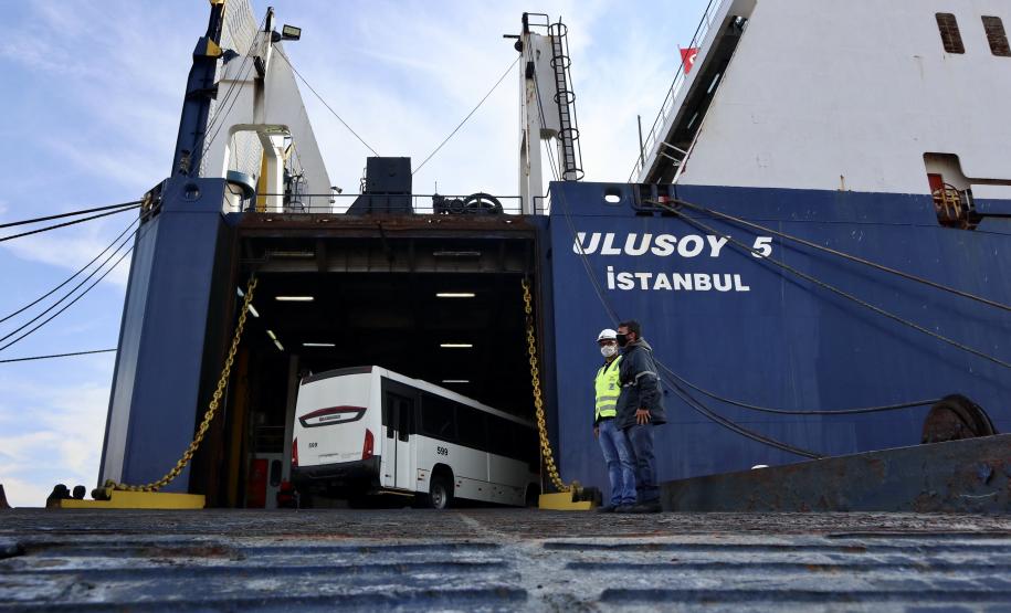 Pela primeira vez, um navio tipo RO-RO (Roll-on/roll-off) foi afretado exclusivamente para carregar um lote completo de ônibus no Porto de Paranaguá. Esta semana, o Ulusoy 5 levou 130 veículos de transporte de passageiros para Luanda, na Angola. Essa quantidade de ônibus embarcada, em uma única operação, também é novidade no porto paranaense.