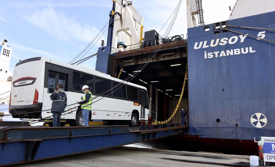 Pela primeira vez, um navio tipo RO-RO (Roll-on/roll-off) foi afretado exclusivamente para carregar um lote completo de ônibus no Porto de Paranaguá. Esta semana, o Ulusoy 5 levou 130 veículos de transporte de passageiros para Luanda, na Angola. Essa quantidade de ônibus embarcada, em uma única operação, também é novidade no porto paranaense.