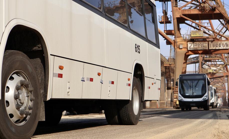 Pela primeira vez, um navio tipo RO-RO (Roll-on/roll-off) foi afretado exclusivamente para carregar um lote completo de ônibus no Porto de Paranaguá. Esta semana, o Ulusoy 5 levou 130 veículos de transporte de passageiros para Luanda, na Angola. Essa quantidade de ônibus embarcada, em uma única operação, também é novidade no porto paranaense.