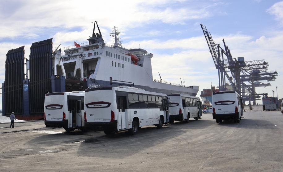 Pela primeira vez, um navio tipo RO-RO (Roll-on/roll-off) foi afretado exclusivamente para carregar um lote completo de ônibus no Porto de Paranaguá. Esta semana, o Ulusoy 5 levou 130 veículos de transporte de passageiros para Luanda, na Angola. Essa quantidade de ônibus embarcada, em uma única operação, também é novidade no porto paranaense.