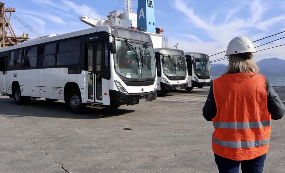 Pela primeira vez, um navio tipo RO-RO (Roll-on/roll-off) foi afretado exclusivamente para carregar um lote completo de ônibus no Porto de Paranaguá. Esta semana, o Ulusoy 5 levou 130 veículos de transporte de passageiros para Luanda, na Angola. Essa quantidade de ônibus embarcada, em uma única operação, também é novidade no porto paranaense.