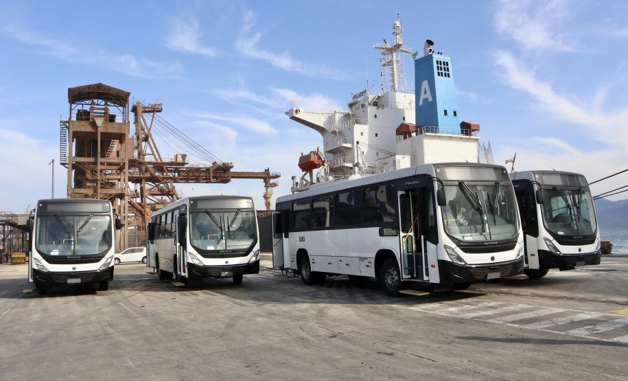 Pela primeira vez, um navio tipo RO-RO (Roll-on/roll-off) foi afretado exclusivamente para carregar um lote completo de ônibus no Porto de Paranaguá. Esta semana, o Ulusoy 5 levou 130 veículos de transporte de passageiros para Luanda, na Angola. Essa quantidade de ônibus embarcada, em uma única operação, também é novidade no porto paranaense.