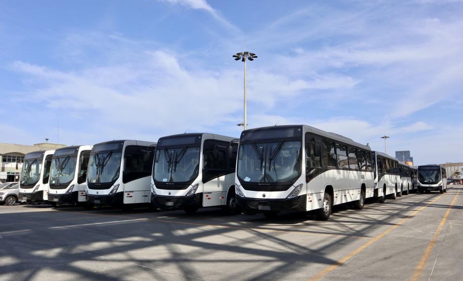 Pela primeira vez, um navio tipo RO-RO (Roll-on/roll-off) foi afretado exclusivamente para carregar um lote completo de ônibus no Porto de Paranaguá. Esta semana, o Ulusoy 5 levou 130 veículos de transporte de passageiros para Luanda, na Angola. Essa quantidade de ônibus embarcada, em uma única operação, também é novidade no porto paranaense.