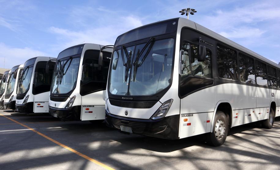 Pela primeira vez, um navio tipo RO-RO (Roll-on/roll-off) foi afretado exclusivamente para carregar um lote completo de ônibus no Porto de Paranaguá. Esta semana, o Ulusoy 5 levou 130 veículos de transporte de passageiros para Luanda, na Angola. Essa quantidade de ônibus embarcada, em uma única operação, também é novidade no porto paranaense.