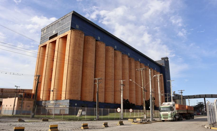 Os silos públicos do Porto de Paranaguá registraram o maior volume de embarque dos últimos dez anos. A quantidade de soja, em grão e farelo, somou quase 1,66 milhão de toneladas no primeiro semestre deste ano, com aumento de 67,8%, em relação ao volume embarcado pelo complexo em 2019 (cerca de 988,4 mil toneladas).