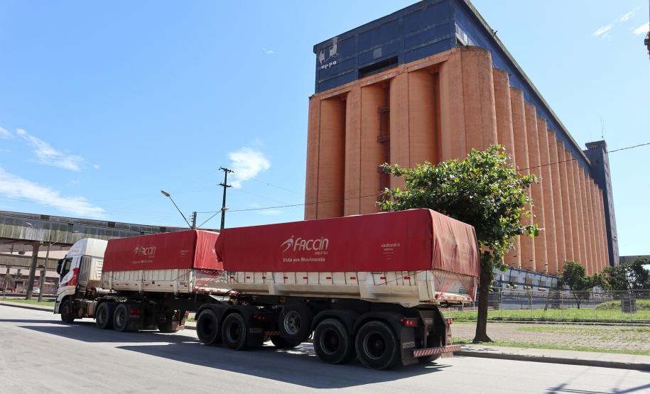 Os silos públicos do Porto de Paranaguá registraram o maior volume de embarque dos últimos dez anos. A quantidade de soja, em grão e farelo, somou quase 1,66 milhão de toneladas no primeiro semestre deste ano, com aumento de 67,8%, em relação ao volume embarcado pelo complexo em 2019 (cerca de 988,4 mil toneladas).