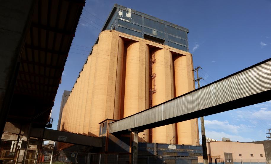 Os silos públicos do Porto de Paranaguá registraram o maior volume de embarque dos últimos dez anos. A quantidade de soja, em grão e farelo, somou quase 1,66 milhão de toneladas no primeiro semestre deste ano, com aumento de 67,8%, em relação ao volume embarcado pelo complexo em 2019 (cerca de 988,4 mil toneladas).