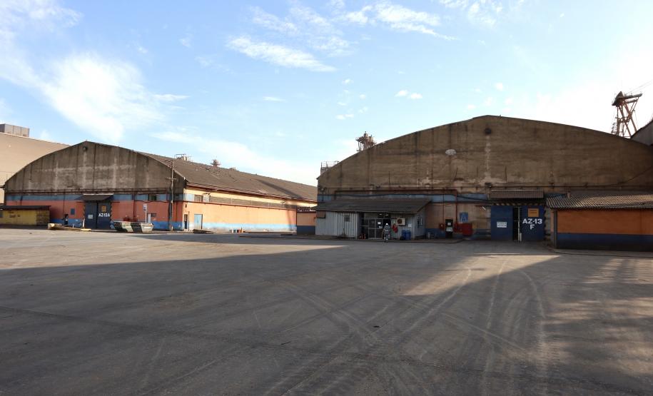 Os silos públicos do Porto de Paranaguá registraram o maior volume de embarque dos últimos dez anos. A quantidade de soja, em grão e farelo, somou quase 1,66 milhão de toneladas no primeiro semestre deste ano, com aumento de 67,8%, em relação ao volume embarcado pelo complexo em 2019 (cerca de 988,4 mil toneladas).