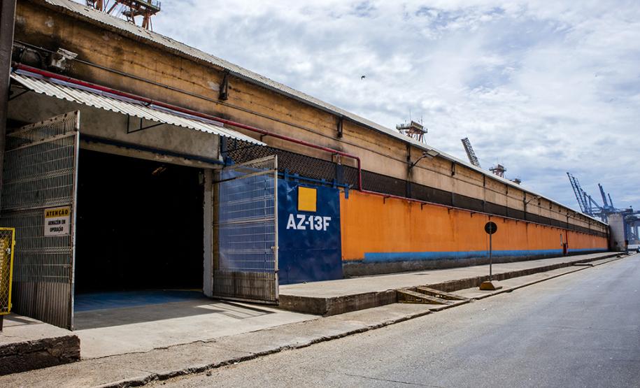 Os silos públicos do Porto de Paranaguá registraram o maior volume de embarque dos últimos dez anos. A quantidade de soja, em grão e farelo, somou quase 1,66 milhão de toneladas no primeiro semestre deste ano, com aumento de 67,8%, em relação ao volume embarcado pelo complexo em 2019 (cerca de 988,4 mil toneladas).