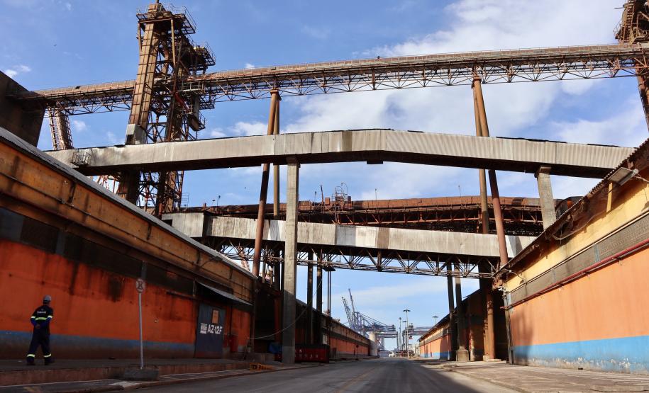 Os silos públicos do Porto de Paranaguá registraram o maior volume de embarque dos últimos dez anos. A quantidade de soja, em grão e farelo, somou quase 1,66 milhão de toneladas no primeiro semestre deste ano, com aumento de 67,8%, em relação ao volume embarcado pelo complexo em 2019 (cerca de 988,4 mil toneladas).