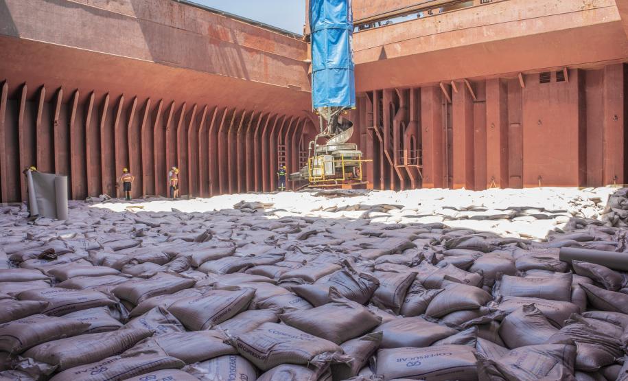 Paranaguá e Antonina movimentaram 21,8 milhões de toneladas com destino ao exterior de janeiro a julho deste ano. Tempo seco, câmbio favorável e demanda de granéis explicam bom desempenho.
