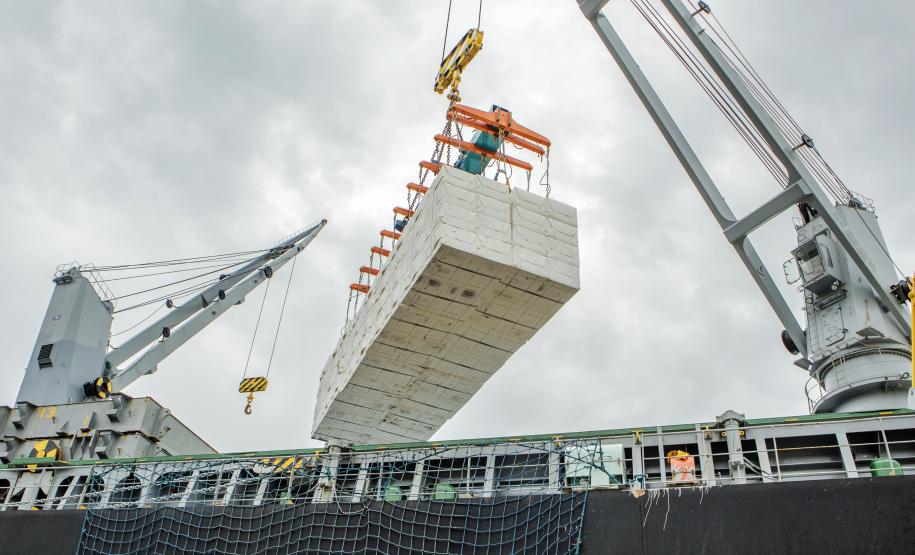 Paranaguá e Antonina movimentaram 21,8 milhões de toneladas com destino ao exterior de janeiro a julho deste ano. Tempo seco, câmbio favorável e demanda de granéis explicam bom desempenho.
