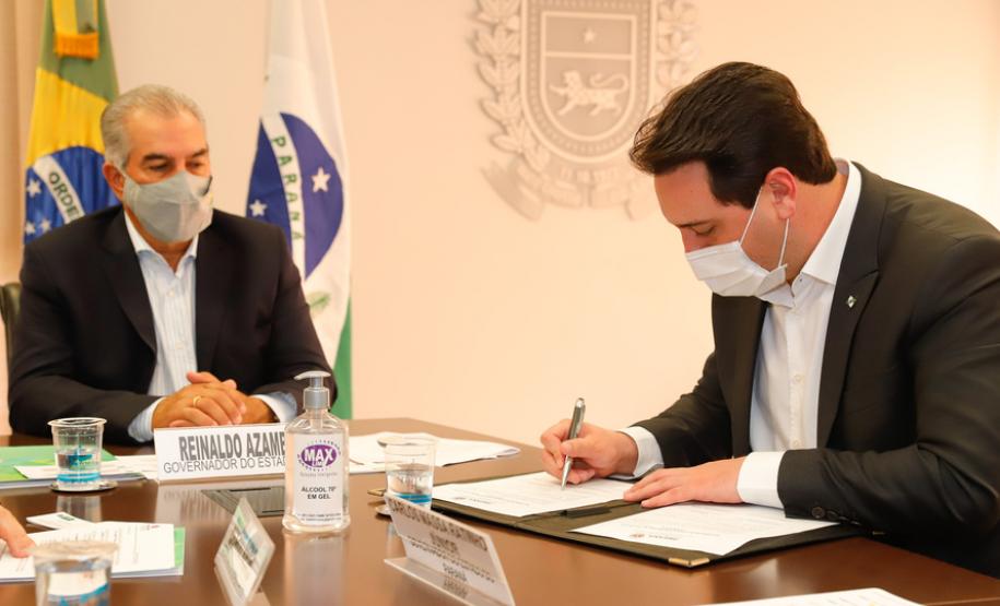 Paraná e Mato Grosso do Sul deram mais um passo para a implantação do Corredor Oeste de Exportação, um novo ramal ferroviário que vai ligar a cidade de Maracaju (MS) ao Porto de Paranaguá, ampliando a malha operada hoje pela Ferroeste (Estrada de Ferro Paraná Oeste S/A). Nesta quarta-feira (19), o governador Carlos Massa Ratinho Junior e o governador do Mato Grosso do Sul, Reinaldo Azambuja, assinaram um acordo de cooperação técnica para trabalhar de forma articulada no projeto da nova ferrovia.