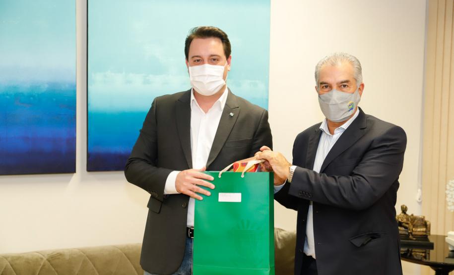 Paraná e Mato Grosso do Sul deram mais um passo para a implantação do Corredor Oeste de Exportação, um novo ramal ferroviário que vai ligar a cidade de Maracaju (MS) ao Porto de Paranaguá, ampliando a malha operada hoje pela Ferroeste (Estrada de Ferro Paraná Oeste S/A). Nesta quarta-feira (19), o governador Carlos Massa Ratinho Junior e o governador do Mato Grosso do Sul, Reinaldo Azambuja, assinaram um acordo de cooperação técnica para trabalhar de forma articulada no projeto da nova ferrovia.